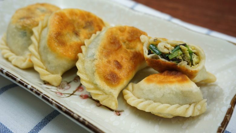 韭菜盒子,看一下内部的馅料，鲜香又美味！