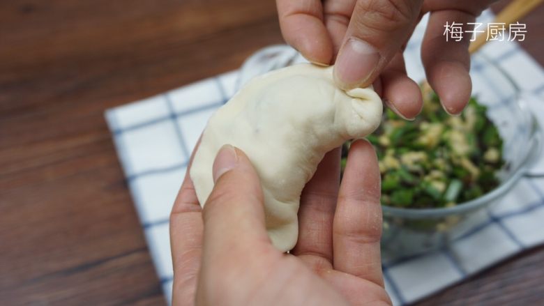 韭菜盒子,捏紧以后再捏起刚才的角，两手指捏紧。
