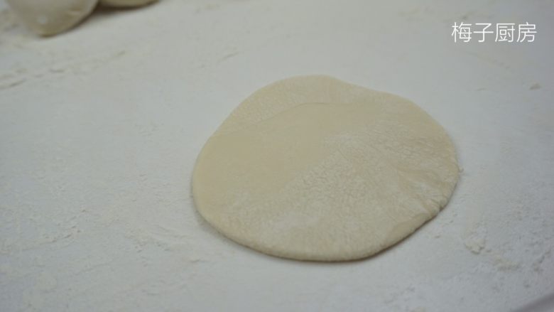韭菜盒子,擀成薄厚均匀。（厚度和饺子皮一样，大小比饺子皮大一点即可）