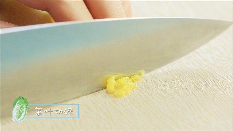 蔬菜鲜虾粥,菜叶切成小片。