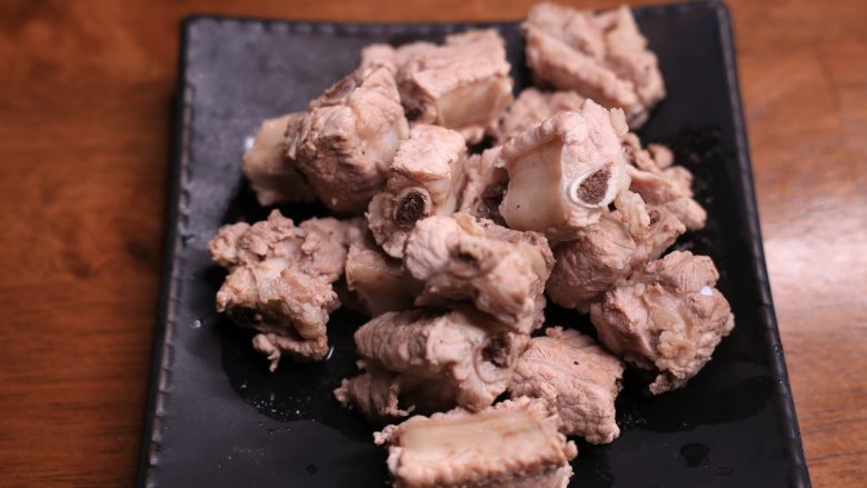 花样面条 香烧排骨面,排骨焯水5分钟,捞出备用