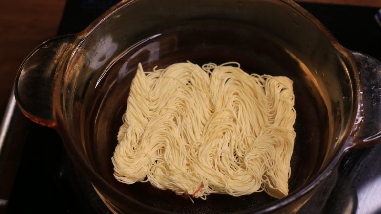 花样面条 香烧排骨面,水开下面煮5分钟