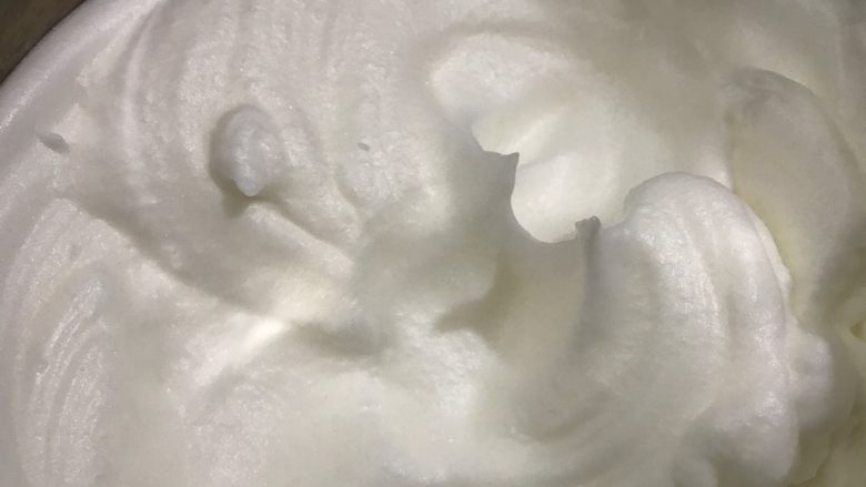酸奶戚风纸杯蛋糕,打发至干性发泡,带出的蛋白呈直立不弯曲,蛋白打发就完成了。这种状态就用来做戚风蛋糕,也不可打发太过会导致蛋糕表面开裂就不好看了哦