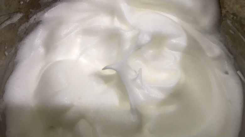 酸奶戚风纸杯蛋糕,这就是湿性发泡能带出小弯钩,一般这种可以用来做蛋糕卷,轻芝士蛋糕,北海道戚风就可以。但是我们做戚风蛋糕,就还需要再打发才不会回缩,这时打蛋器我会换中速