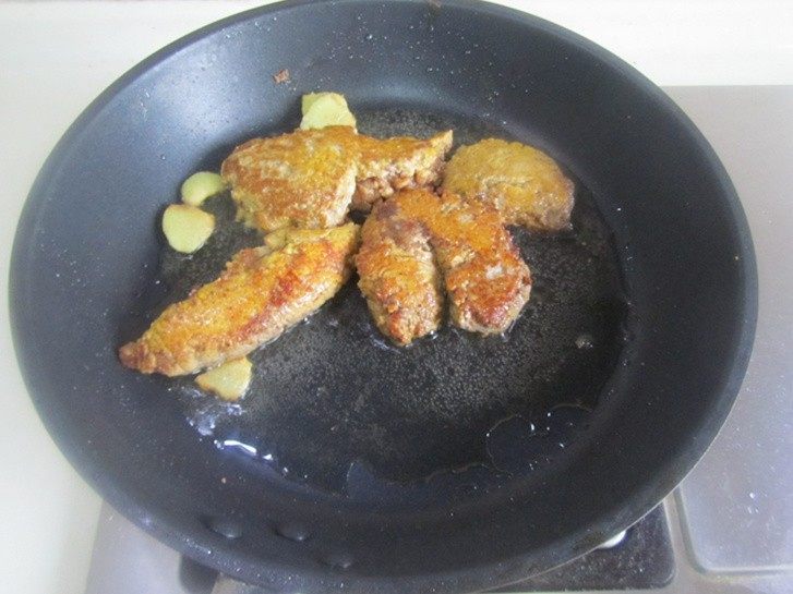 鱼籽烧油豆腐,煎至到鱼籽变金黄,表面微微发焦;