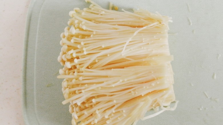手残星人的葱油金针菇,<a style='color:red;display:inline-block;' href='/shicai/ 234'>金针菇</a>用清水清洗后去掉老根,沥干水