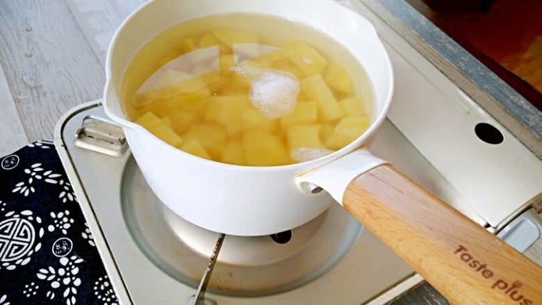 孜然土豆,土豆块放入凉水锅中,大火加热