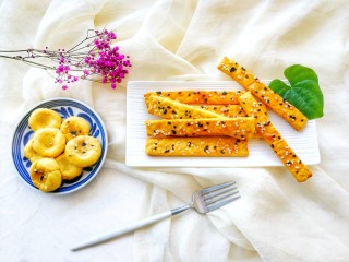 两种造型的红薯芝麻饼干，酥脆香甜有营养~