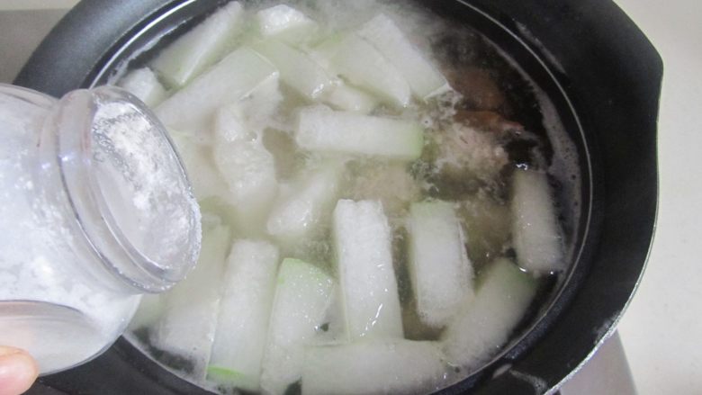 冬瓜肉丸汤,继续煮直至冬瓜透明, 加入适量的盐和胡椒粉调味,盛入钵中, 撒上小葱末。