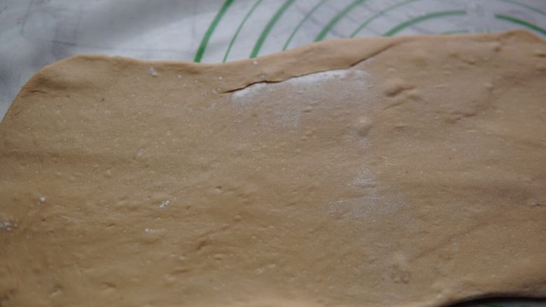 红糖小馒头,发酵好的面团继续揉面排气,然后用擀面杖擀成薄片