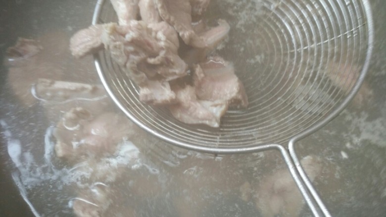 潇大妈-姜爆鸭,锅内水烧开,放两勺子料酒,将鸭肉下锅过水,除腥。
切记,过下水就起锅,不要煮太久,太久鸭肉会老。