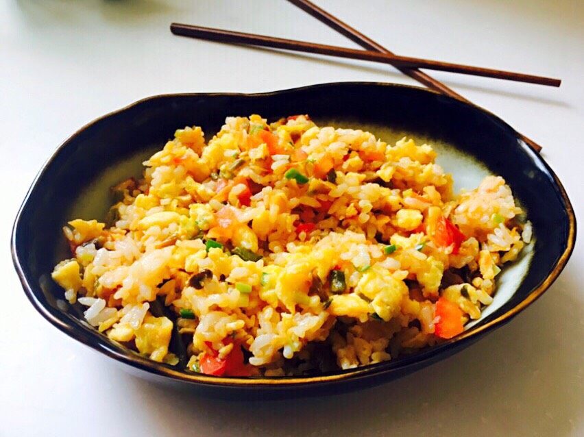 香甜米饭
鸡蛋榨菜炒饭