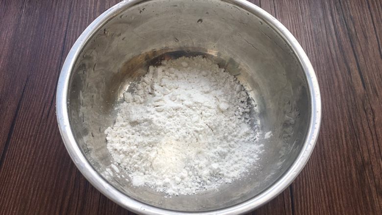 柿子糯米糍,准备一个干净的大盘,150克糯米粉倒入盘中。