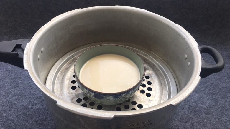 柿子糯米糍,将糯米粉面糊放入蒸锅中,开火蒸20分钟左右。