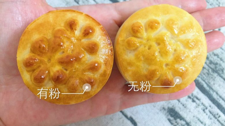 金沙奶黄月饼,再发一张对比图，月饼胚滚圆压模具前最好滚薄粉，可以防粘，并且会使花纹更清晰，右侧不清晰的就是少涂蛋黄水和没有滚粉的效果，是不是左侧的小月饼更加貌美呢！