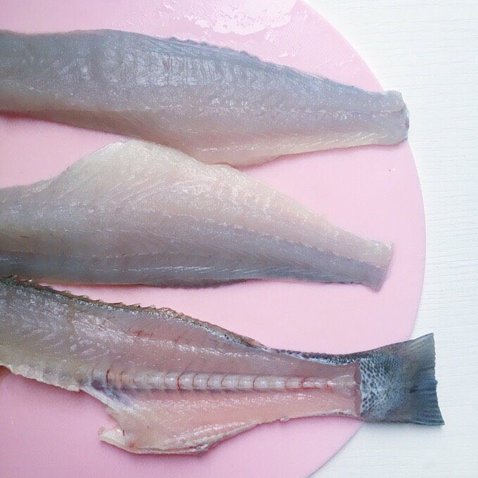 鲈鱼鲜蔬卷,食材处理二:然后用小刀贴着鱼骨 从鱼尾处往鱼头片出鱼肉鱼骨部分 同样的方法剔出另外一边的鱼肉(鲈鱼刺比较少 腹部会有几根大刺 轻轻剃去即可)