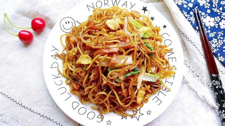 火腿鸡蛋炒面,成品!美味火腿鸡蛋炒面,开始享用吧!