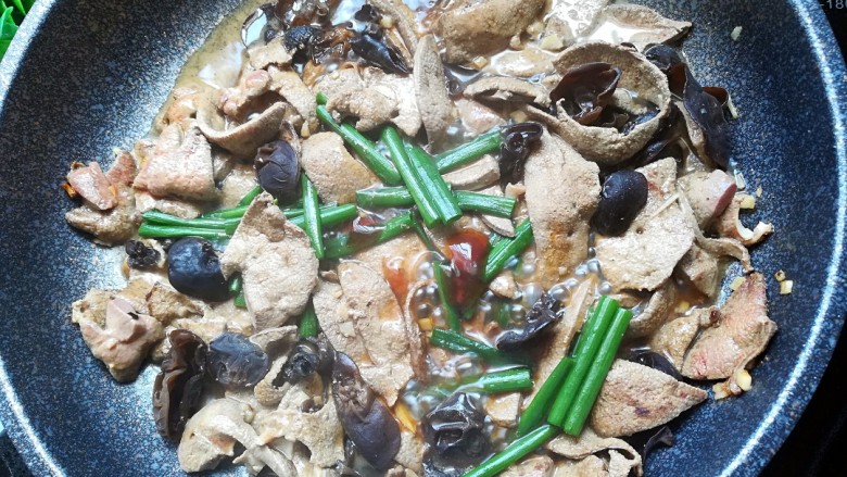 家常菜-木耳炒猪肝,葱段煮软后加入耗油调味,翻炒均匀即可出锅