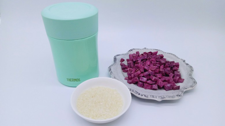 #简约营养的#紫薯粥,所有食材准备完成,将大米淘干净,泡10分钟。
