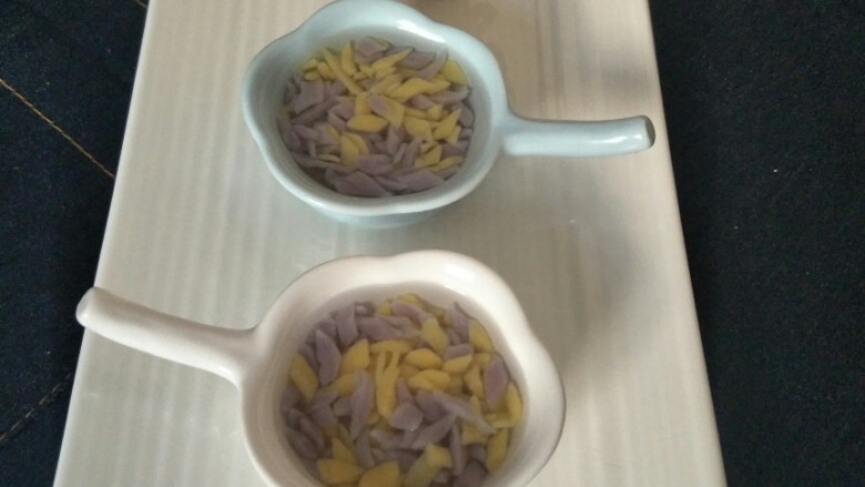 面条仔(宝宝辅食),煮好的麦穗面。每次做一点点就够宝宝吃。剩下的放冰箱冷冻。随吃随拿。