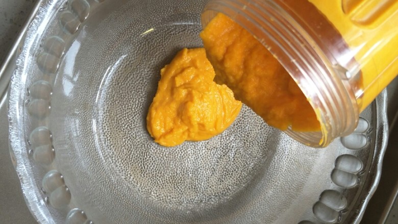 面条仔(宝宝辅食),黄金瓜用料理机打碎。