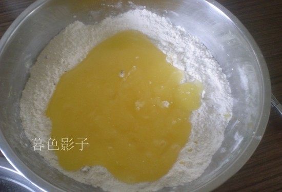 白芝麻桃酥,把图2 的材料倒进面粉里