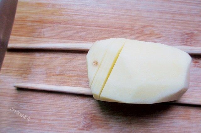 香辣黄金薯塔,翻过来,再正着切,也是垫筷子,避免切到底