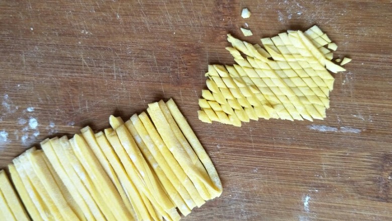 面条仔(宝宝辅食),再斜切,如图。这样切出来的形状就像一粒粒的麦子。