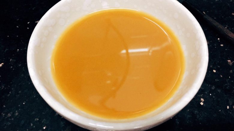 豉汁肉片炒番茄,搅拌均匀,成为淀粉水,备用