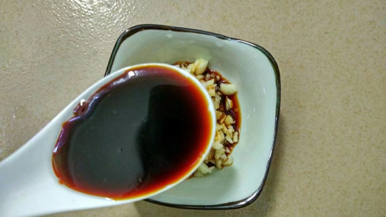 豇豆棒棒糖,加入<a style='color:red;display:inline-block;' href='/shicai/ 692'>酱油</a>和醋。