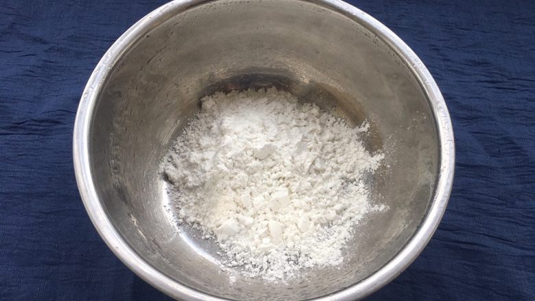红心火龙果糯米糍,准备一个干净的盘子,200克糯米粉倒入盘中。