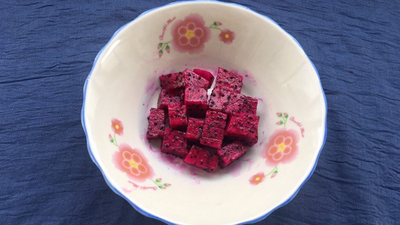 红心火龙果糯米糍,1/3火龙果肉,用刀切成小块放盘中待用。
