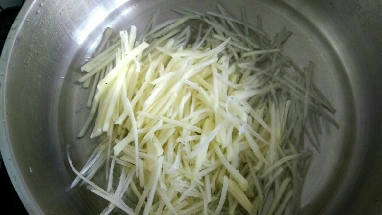 炝拌土豆丝,锅中放入适量清水,烧开,放入土豆丝烧开即可捞出