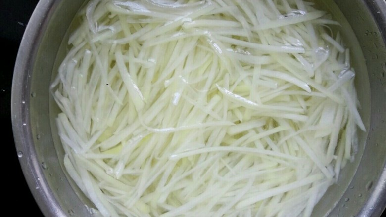 炝拌土豆丝,捞出过两遍冷水,使土豆丝更脆