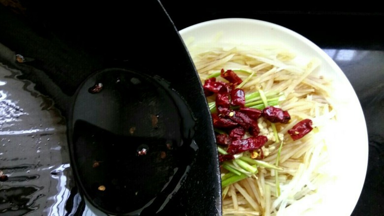 炝拌土豆丝,把花椒油浇到土豆丝上,听到“嗞拉嗞拉”的响,香味就出来了