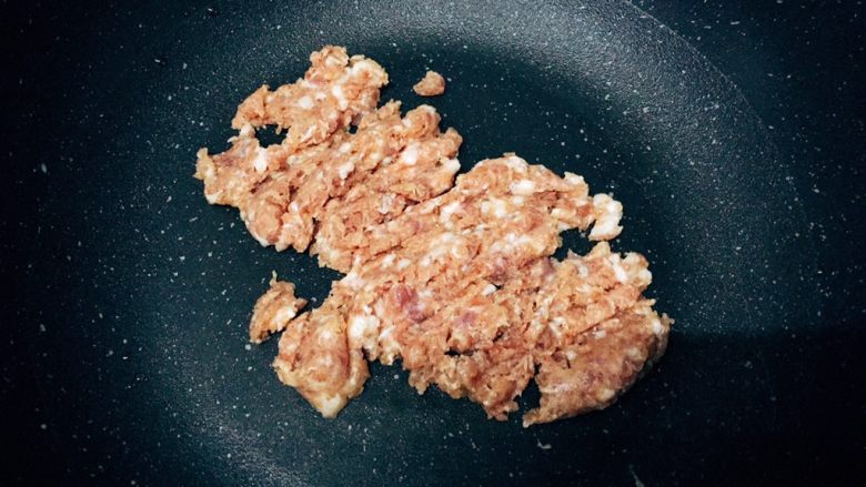 茄蛋肉酱猫耳朵,锅里不需放油,中火热锅,放入肉沫,快速炒散
