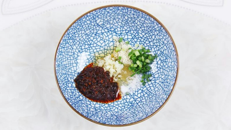 花样面条 麻辣火锅面,加适量火锅底料(这是我之前烫火锅剩下,煮鱼的调料剩下一点也可以用)没有可以加普通的红油辣子