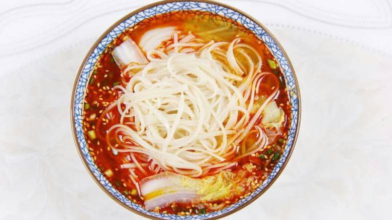 花样面条 麻辣火锅面,面条煮熟捞出