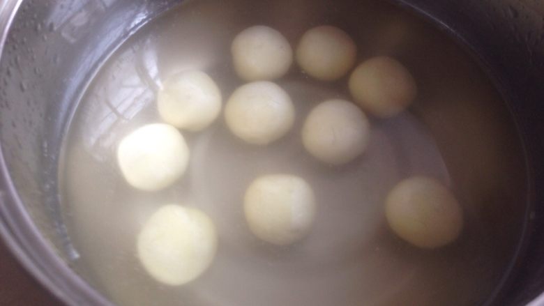 红薯汤圆,煮至汤圆浮起一两分钟 ,如果包入馅料的话煮的时间要长一些