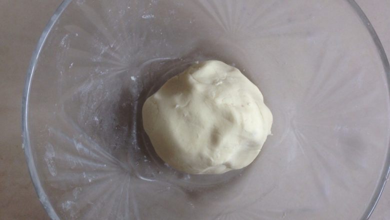 红薯汤圆,少量添加水,和成光滑的面团