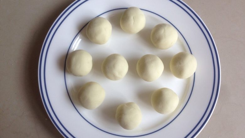 红薯汤圆,分成10份,搓成汤圆,未食用的汤圆可以先放入冰箱冷冻保存