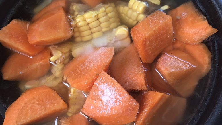 百合枸杞排骨汤,没过食物即可，加1勺盐