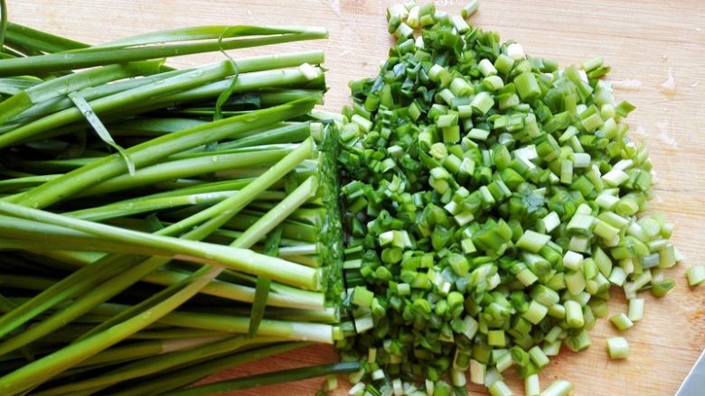 少油又美味的煎茄盒,<a style='color:red;display:inline-block;' href='/shicai/ 116'>韭菜</a>摘干净,洗净,切小粒,