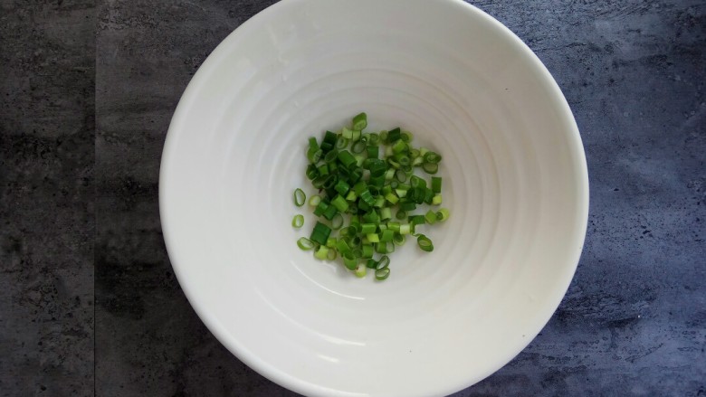 快手早餐~火腿葱花饼,葱切成葱花备用