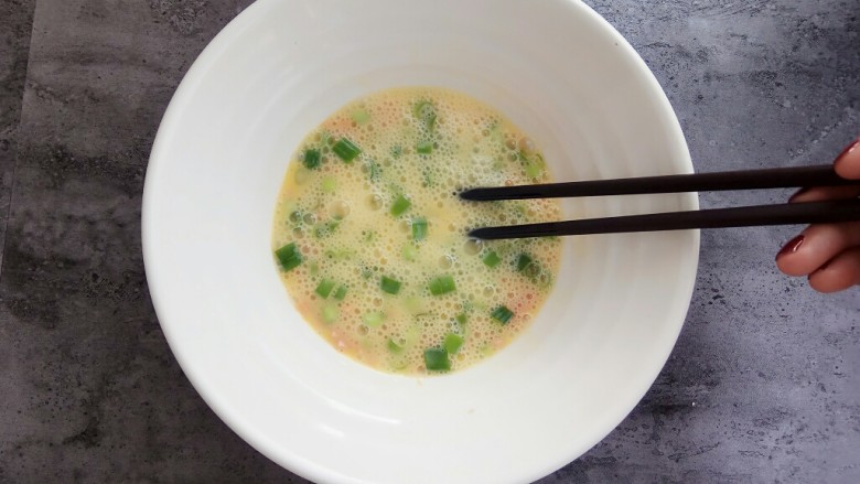 快手早餐~火腿葱花饼,搅拌均匀
