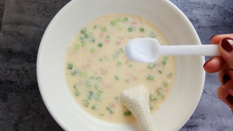 快手早餐~火腿葱花饼,放入一小勺盐