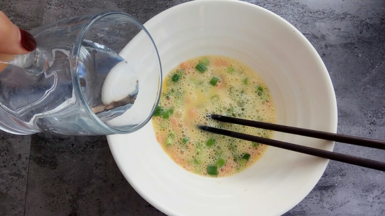 快手早餐~火腿葱花饼,倒入半碗<a style='color:red;display:inline-block;' href='/shicai/ 156925'>水</a>