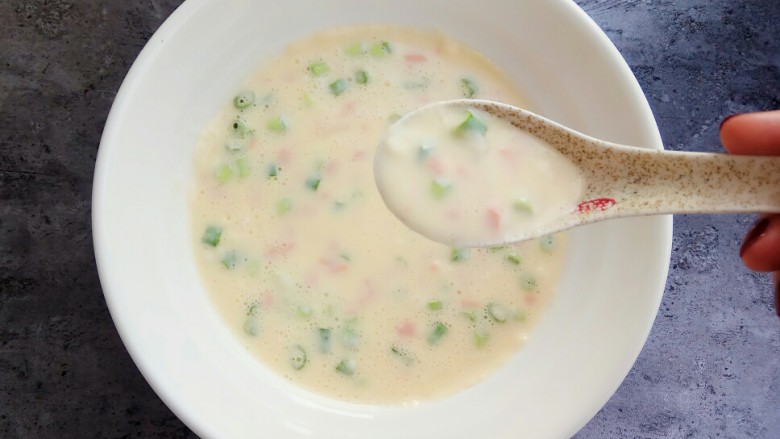 快手早餐~火腿葱花饼,再次搅拌均匀