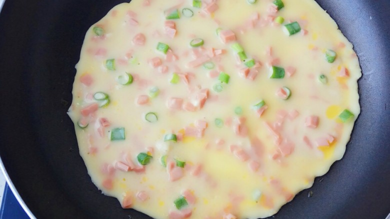 快手早餐~火腿葱花饼,等到表面彻底凝固就是熟了