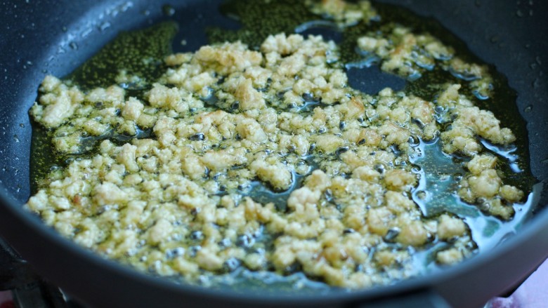 麻婆豆腐,锅中放稍微多一点的食用油烧热后,放入<a style='color:red;display:inline-block;' href='/shicai/ 442'>肉末</a>炒至微黄色